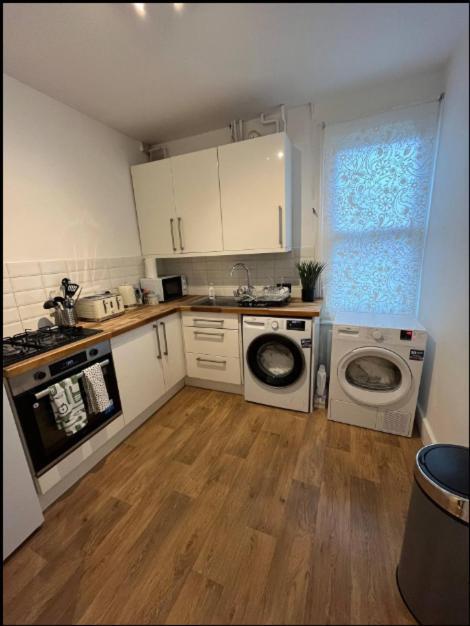 Two Bedroom Apartment In London Exteriör bild